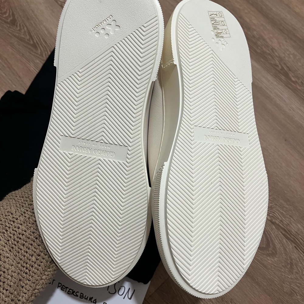 Giorgio Armani Off-White Leather Low-Top Sneakers - Picture 2 of 3